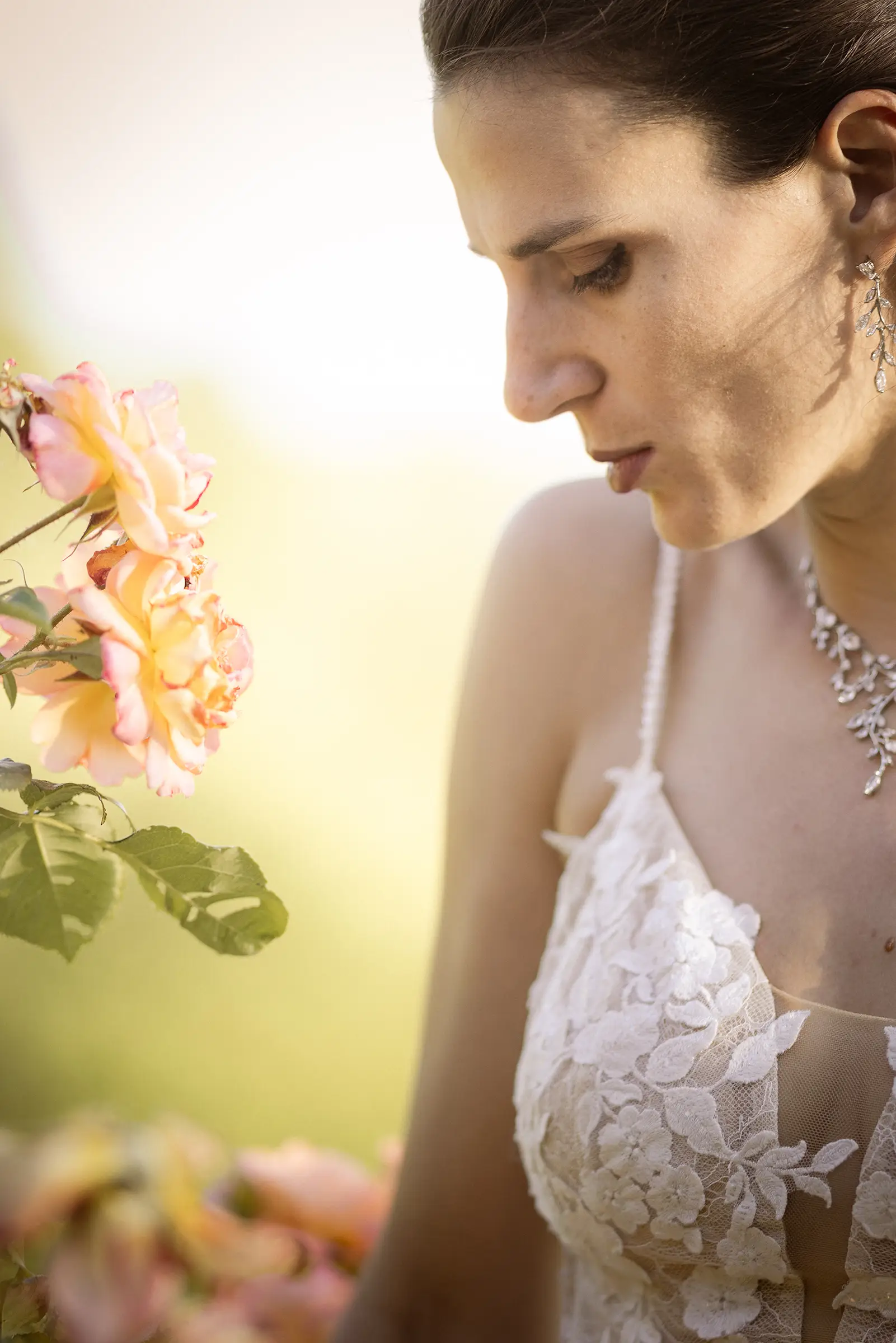 Ruhiger Augenblick der Braut, versunken im Anblick zarter Blumen