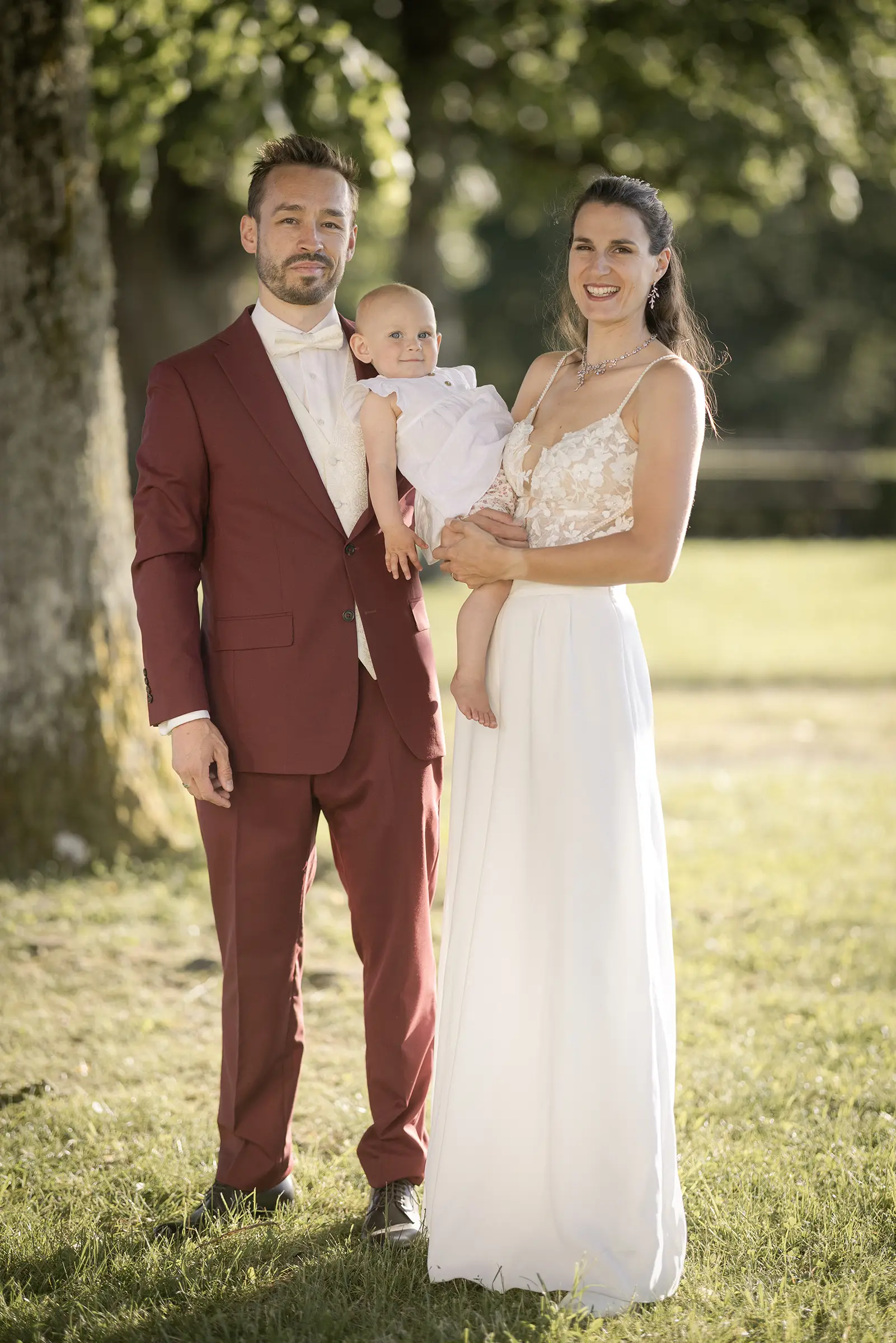 Hochzeitspaar mit Kind bei der Wallfahrtskirche Maria Lindenberg im Schwarzwald