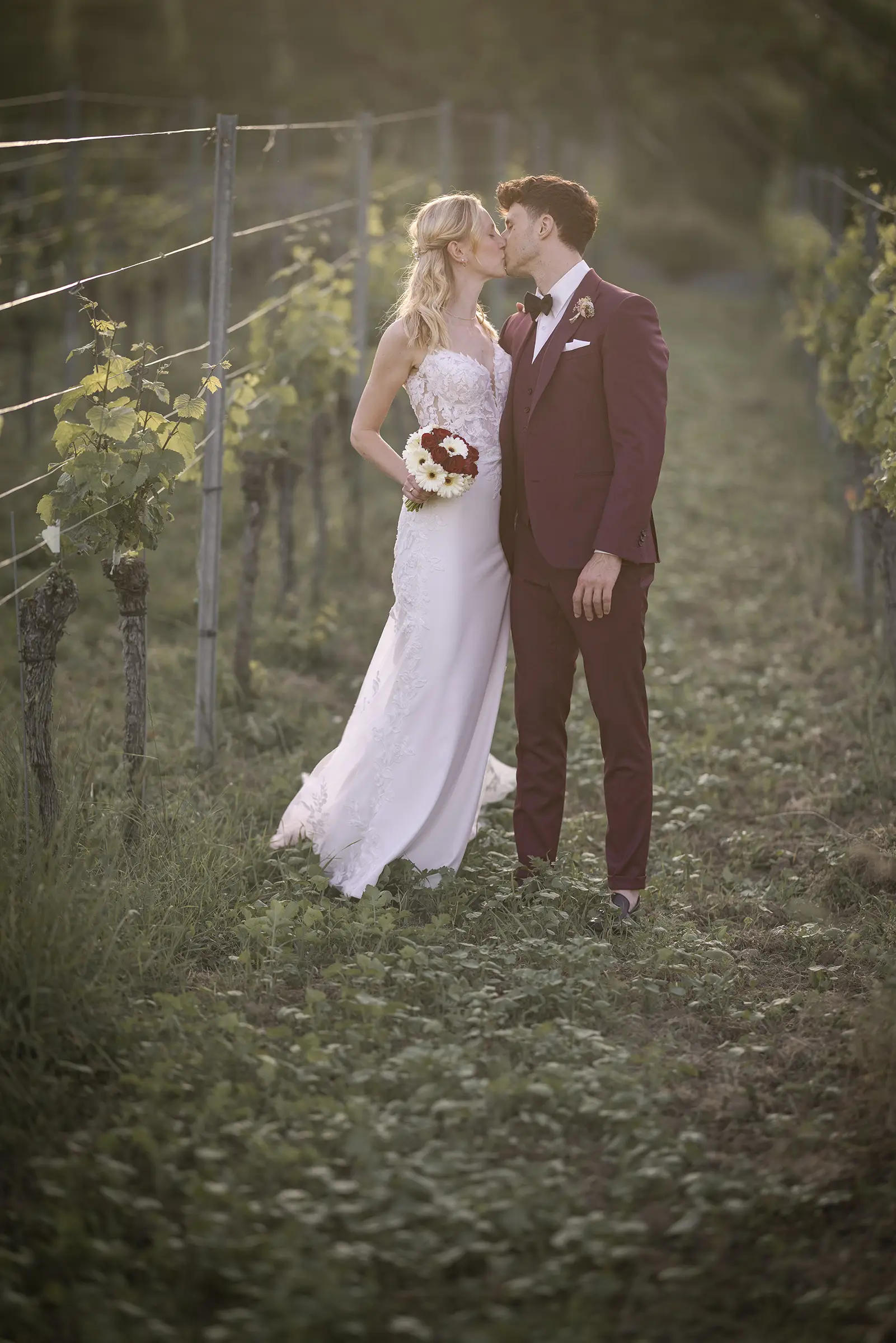 Hochzeitspaar küssend zwischen den Reben in der Nähe des Staatsweingut Freiburg Gutsbetrieb Ihringen