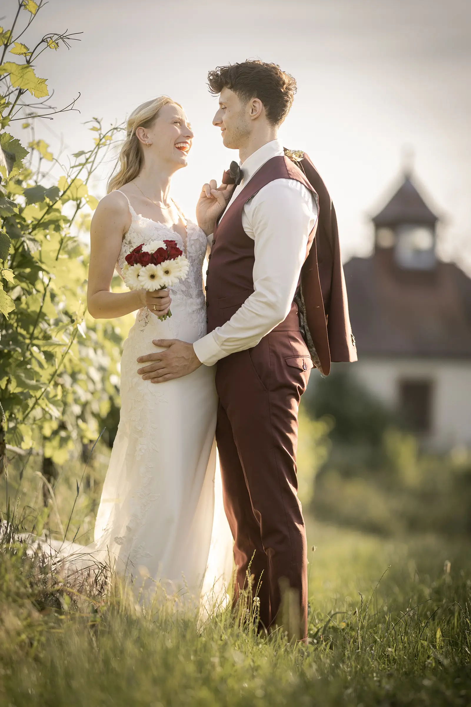 Fröhliches Hochzeitspaar zwischen den Reben am Kaiserstuhl