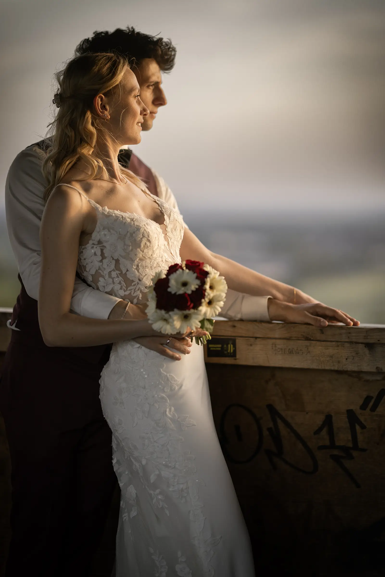 Paarshooting zwischen den Reben am Kaiserstuhl bei Sonnenuntergang in der Littensbühl-Schutzhütte