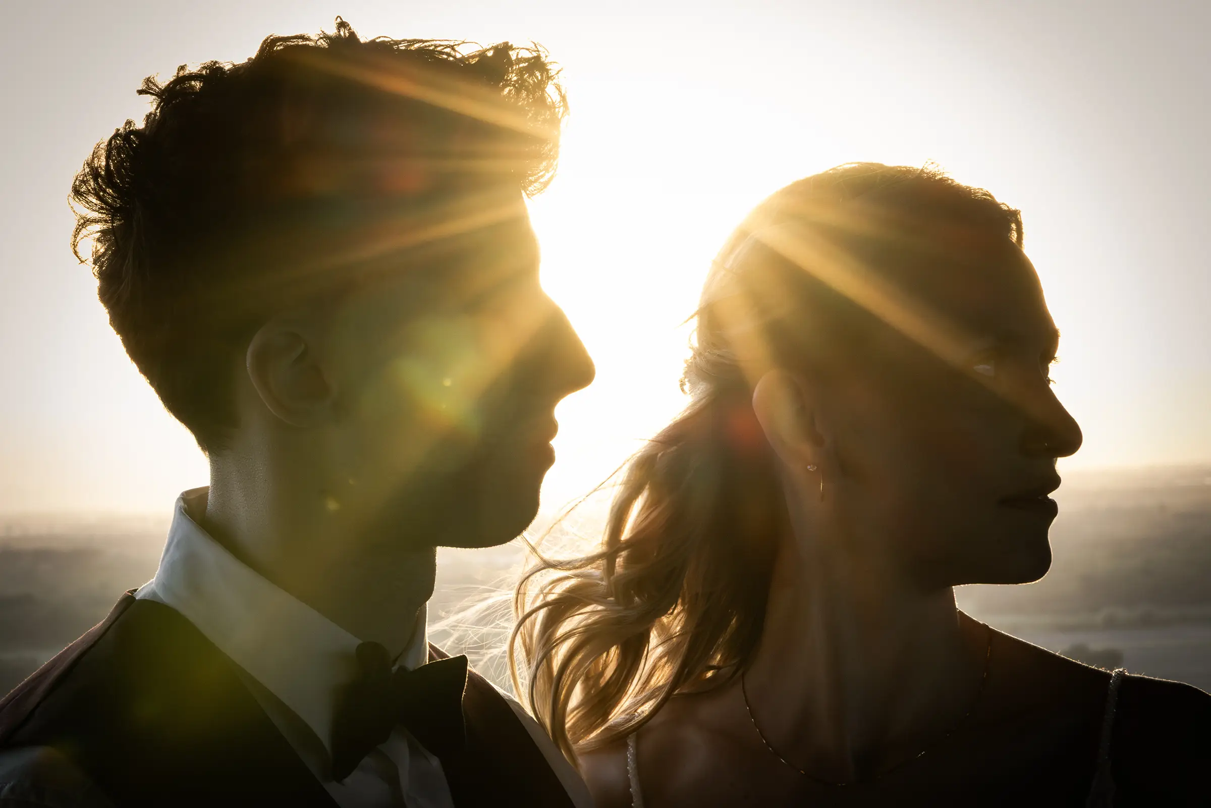 Close-Up bei Gegenlicht mit Sonnenstrahlen des Hochzeitspaares bei Ihringen, Lichtgefühl, Südbaden