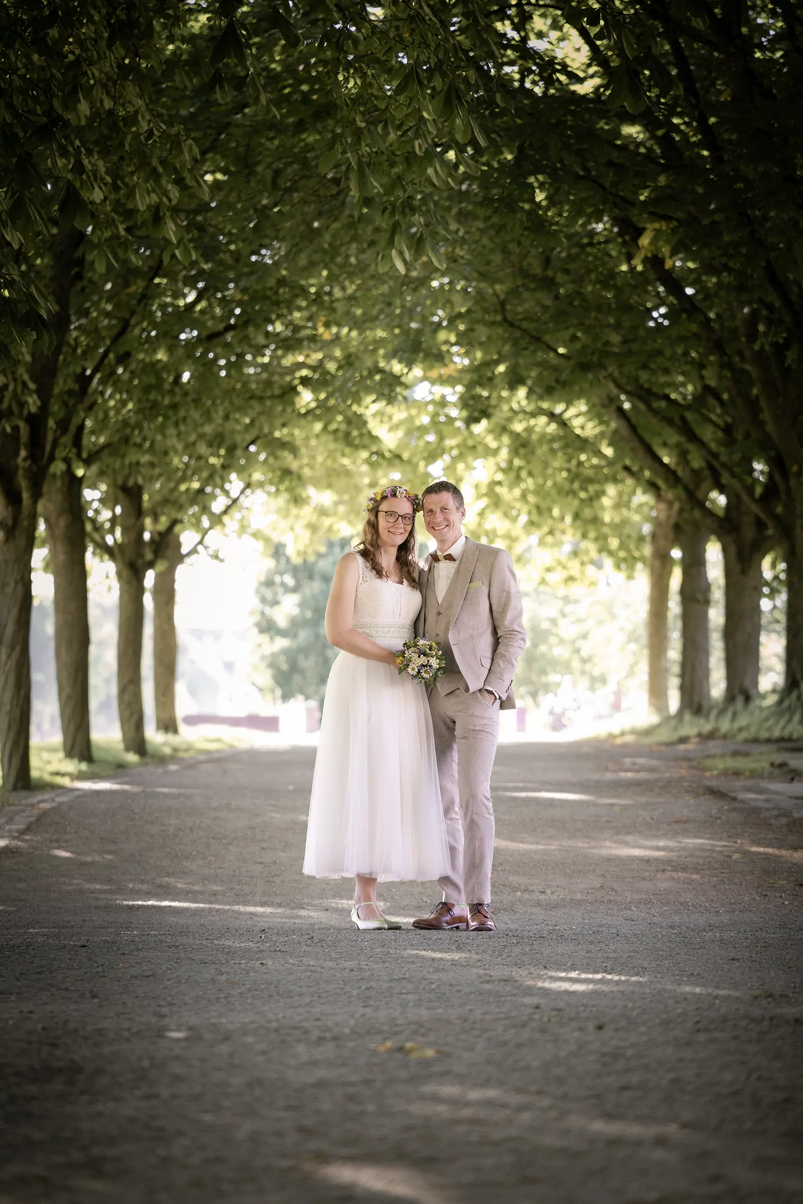 Brautpaar auf der Baum-Allee am See in Freiburg, Hochzeitsfotograf Denis Michel