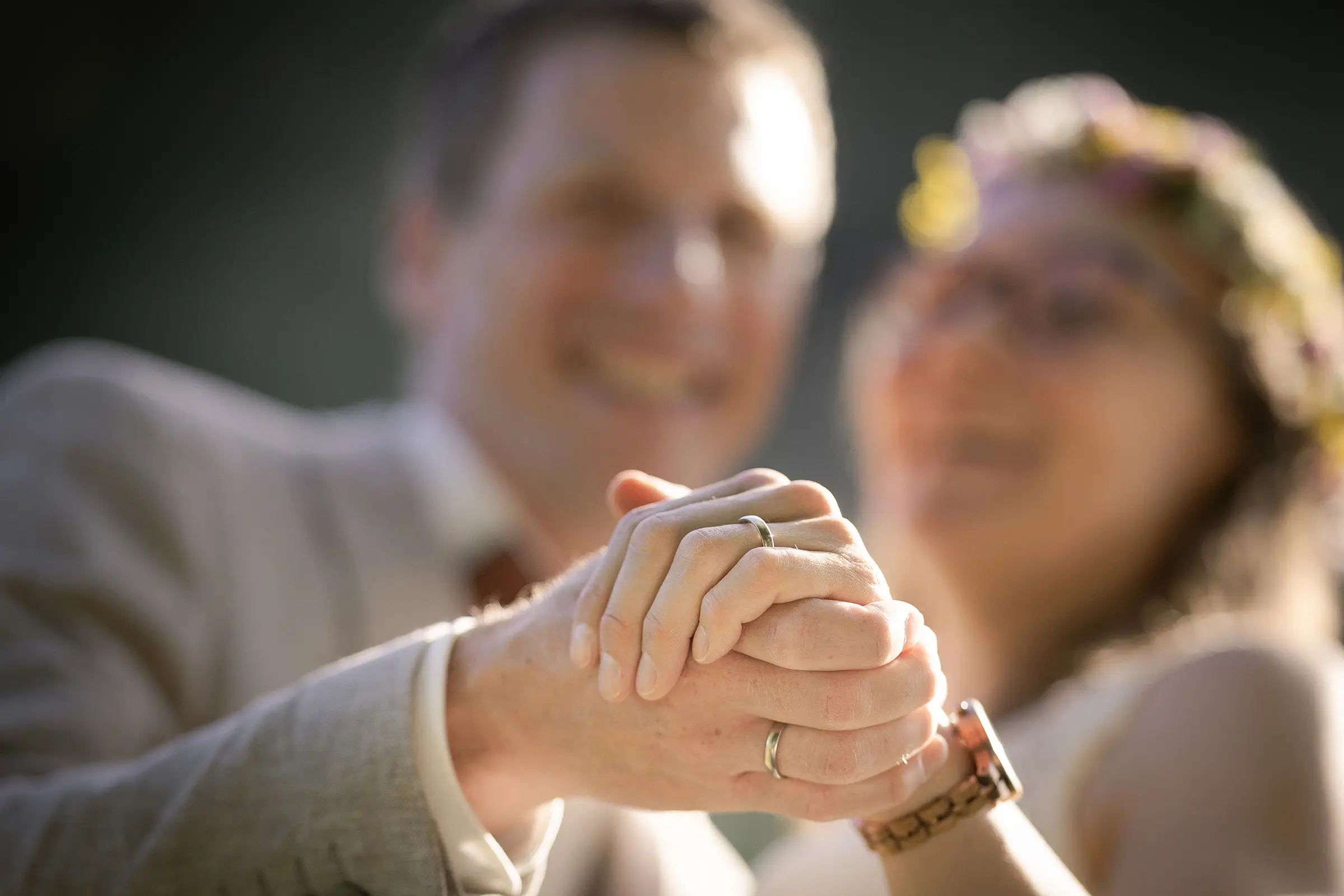 Hände mit Hochzeitsringen im Seepark Freiburg