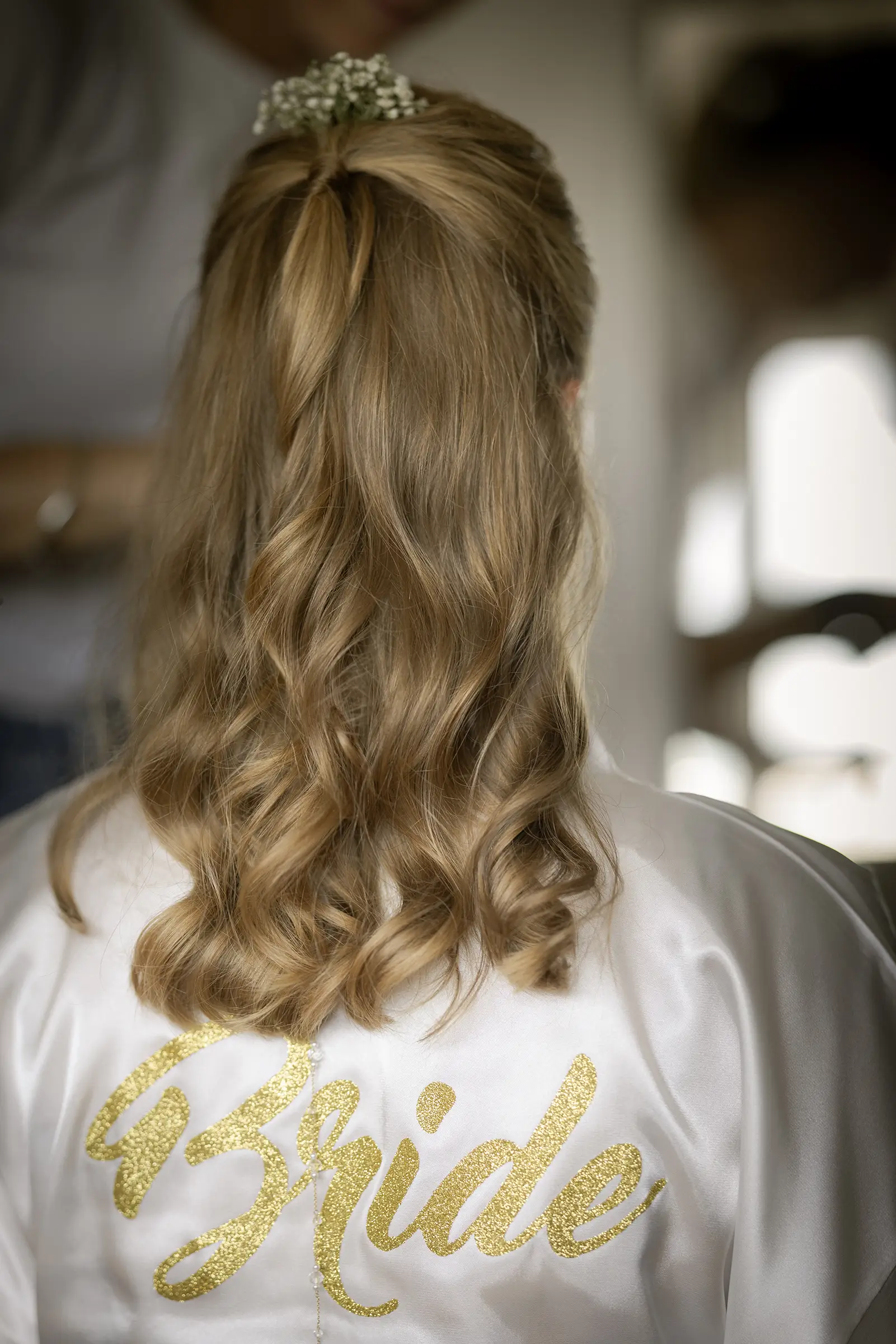 Braut von hinten mit Hochsteckfrisur und Bride-Robe, Getting Ready in Freiburg