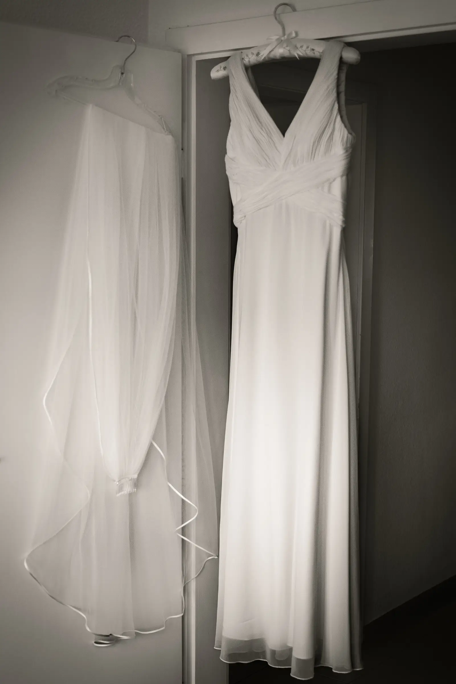 Das Brautkleid hängt bereit, Detail beim Getting Ready in Freiburg