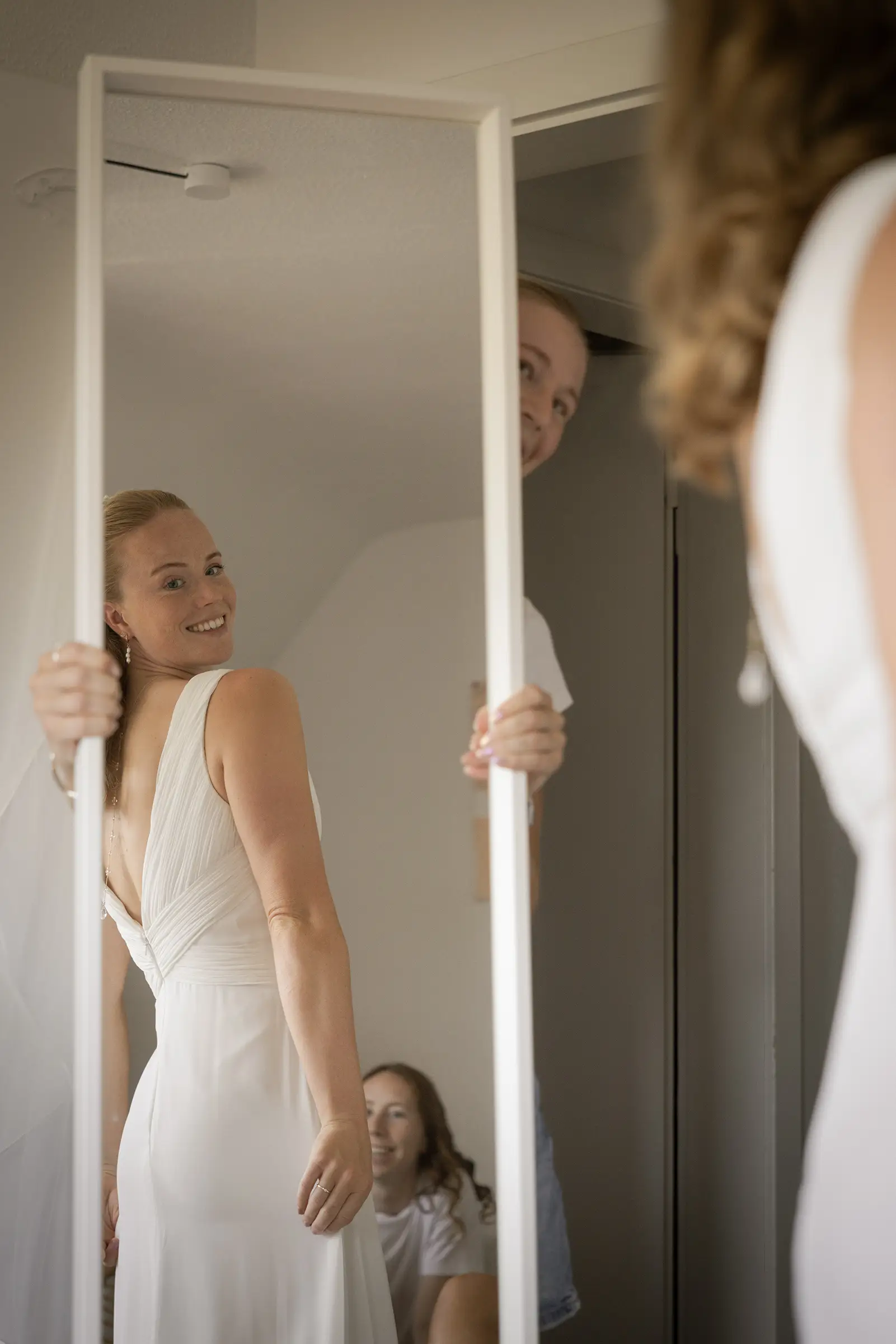 Braut im fertigen Brautkleid in der Tür, Getting Ready in Freiburg