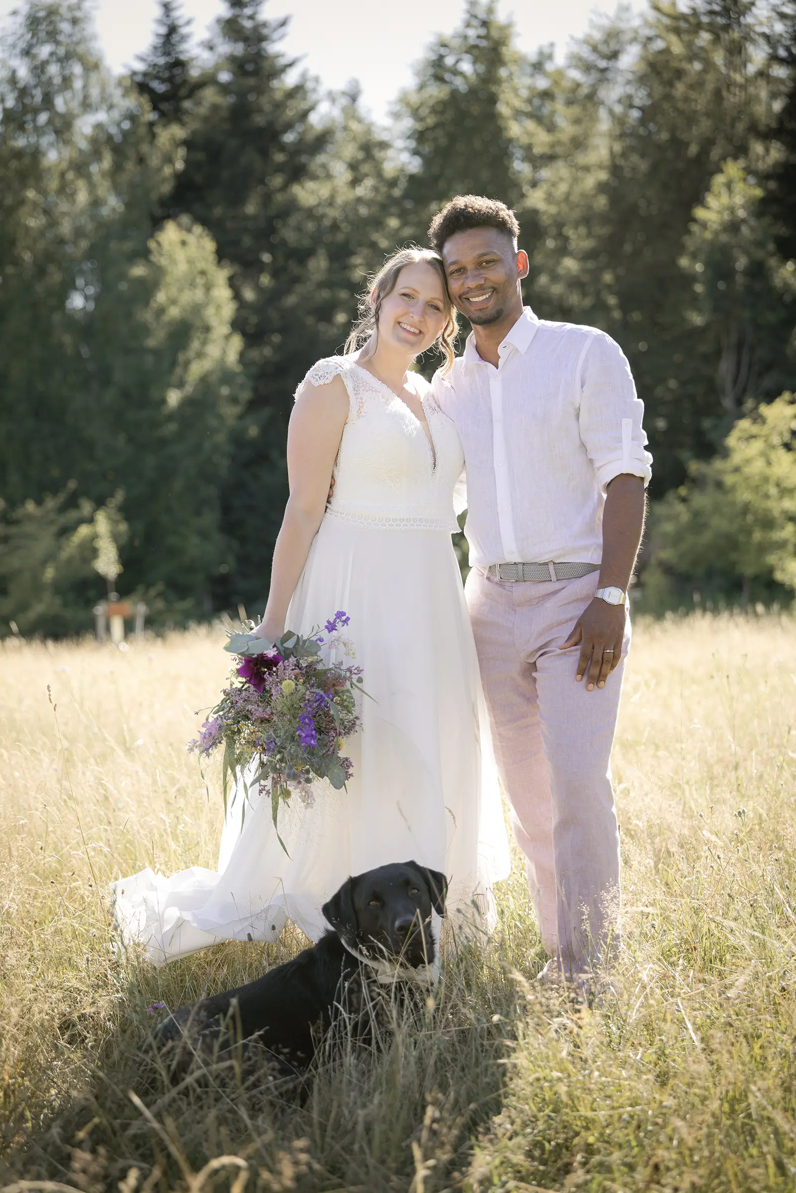 Brautpaar mit Hund in der Sommerwiese bei der freien Trauung im hinteren Bleichtal, Hochzeitsfotograf Denis Michel