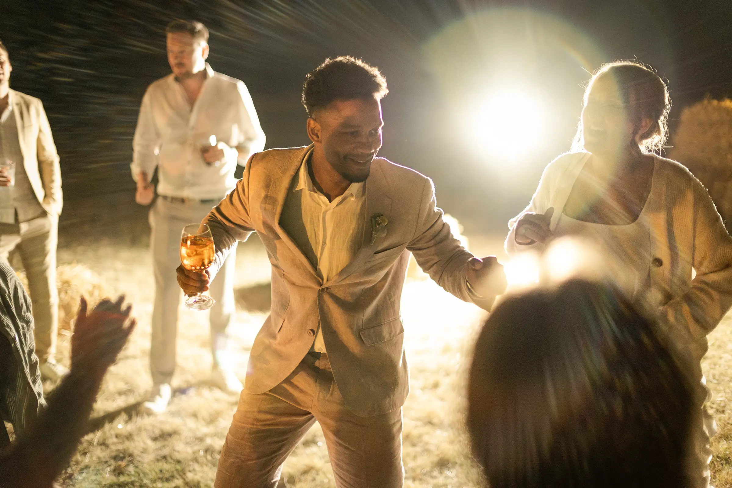 Tanzender Bräutigam und Braut im Gegenlicht bei der Abendparty im Herbolzheimer Höfle im Schwarzwald