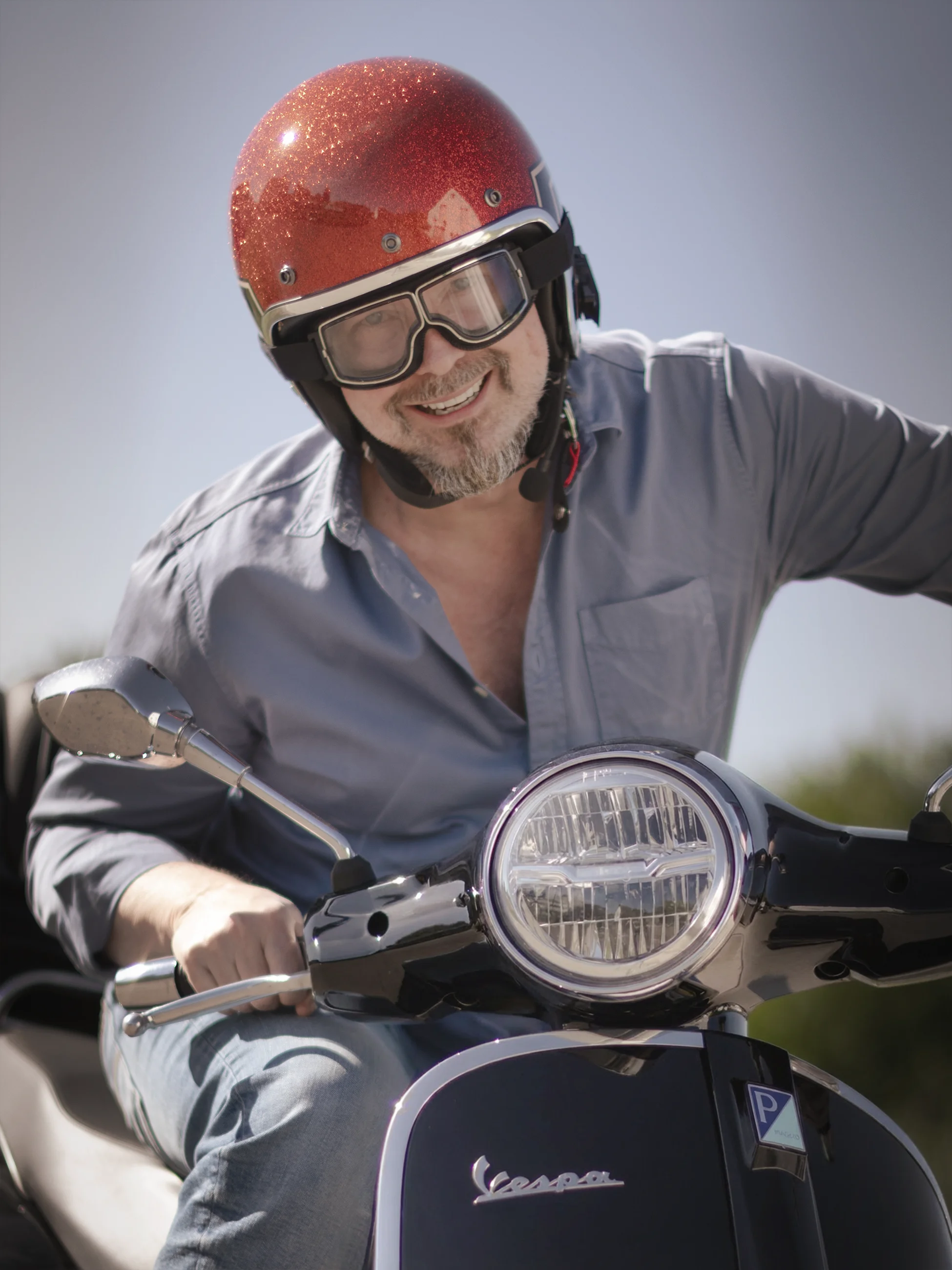 Denis auf seiner Vespa